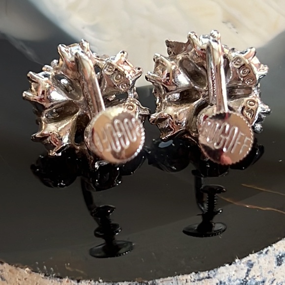 Vintage rhinestone earrings.  Clusters.  Screw backs for non pierced wears. - Picture 9 of 15